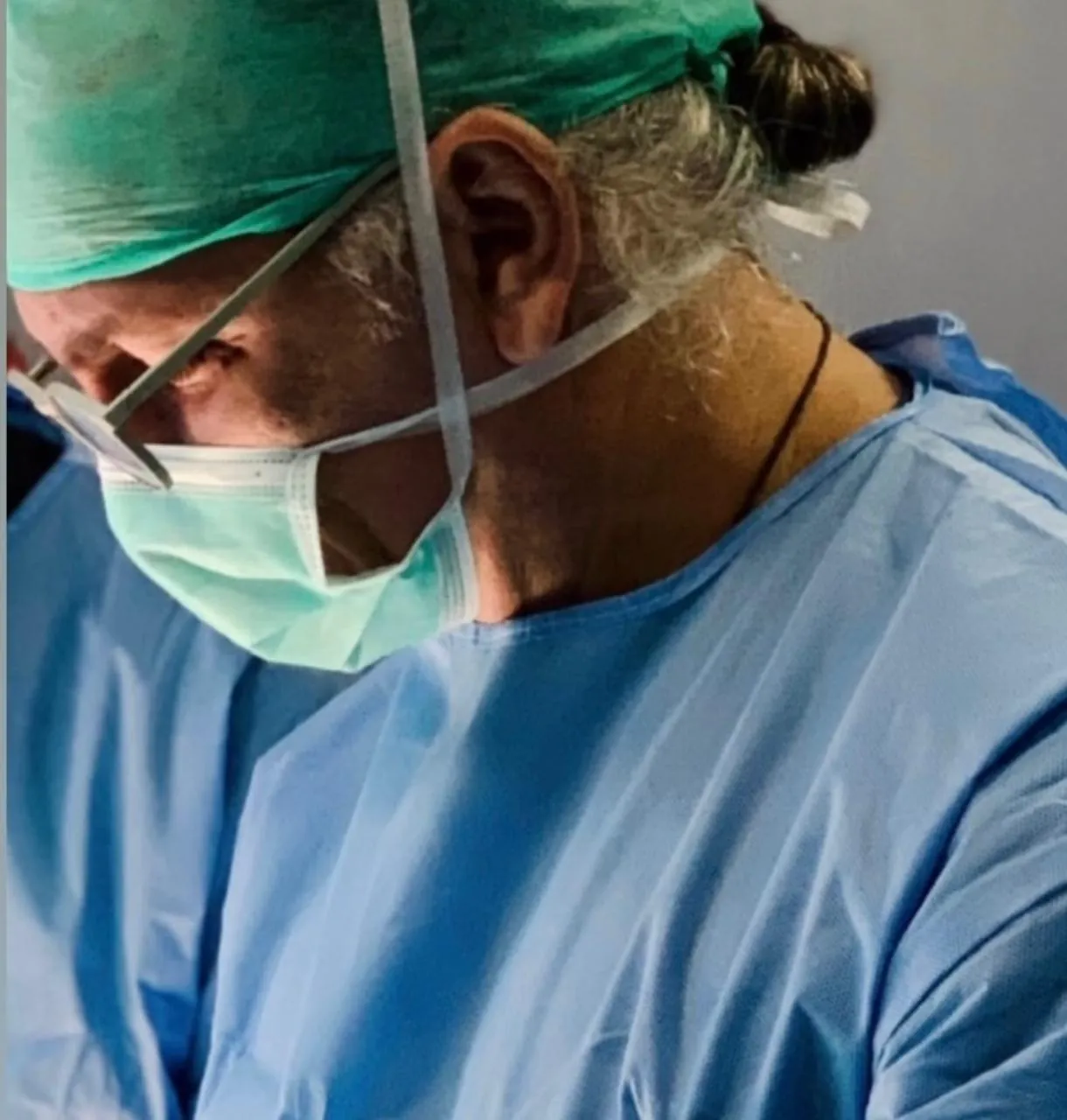 Le Dr Tawfik Sefrioui au bloc opératoire