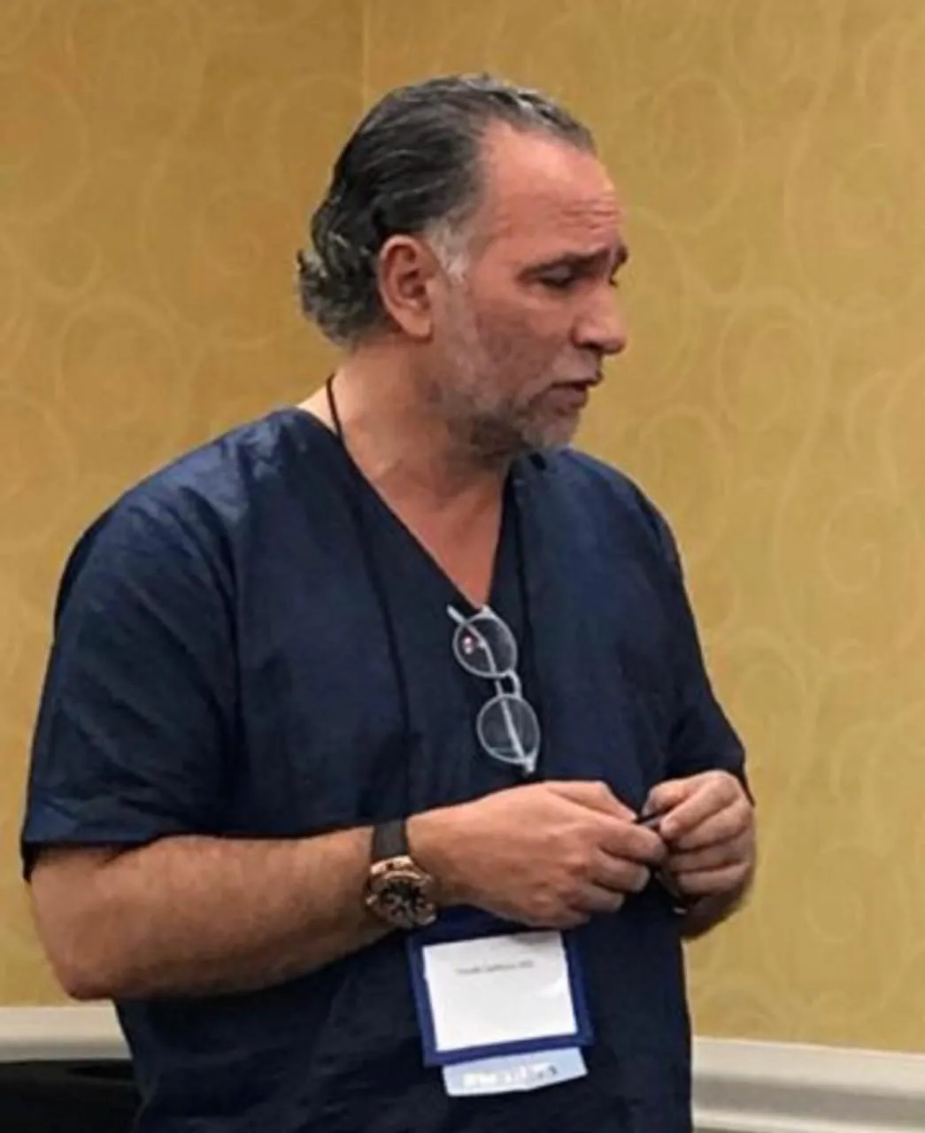 Le Dr Tawfik Sefrioui, chirurgien spécialiste du lipœdème